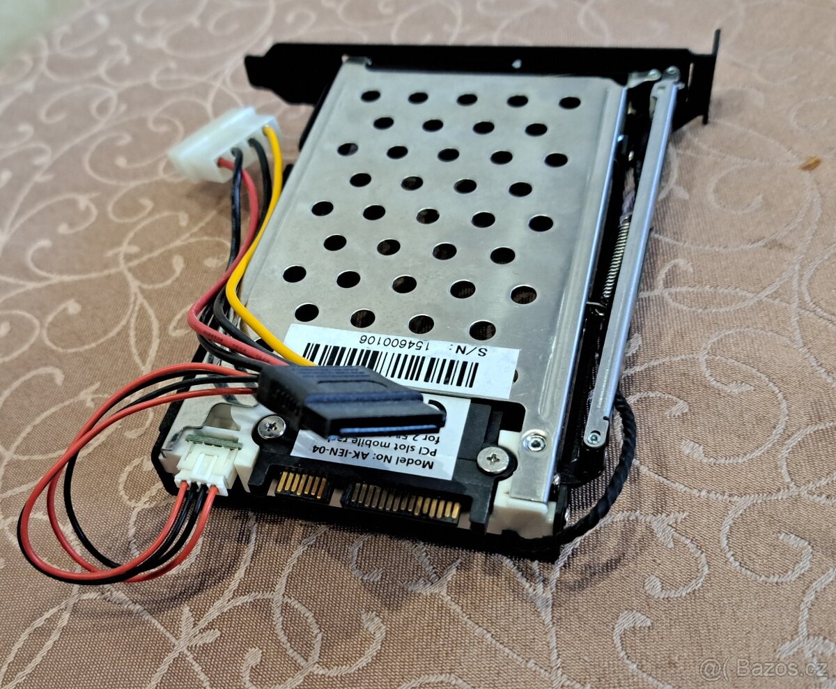 AKASA HDD rámeček interní do PCI slotu pro 2,5" hdd/ssd - 2