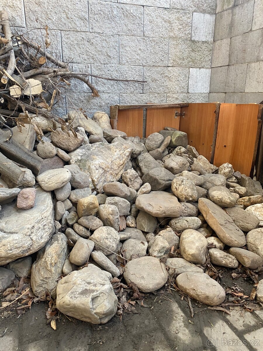 Valouny, kameny k jezírku - 2