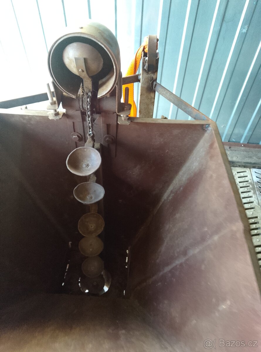 Jednořádkový sazeč brambor - 2