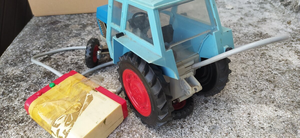 Prodám traktor na dálkové ovládání - 2