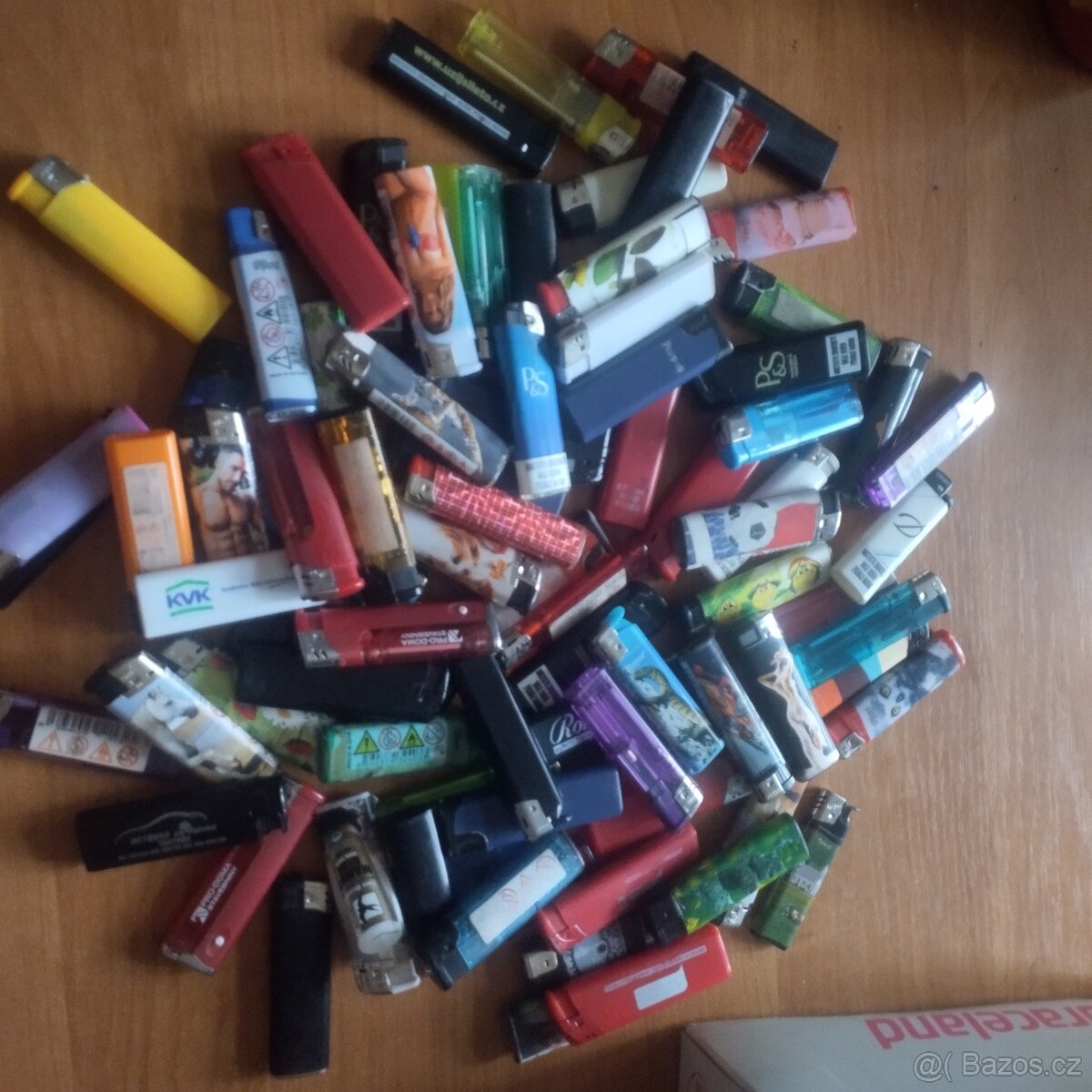 sběratelské zapalovače 100 kusů - 2