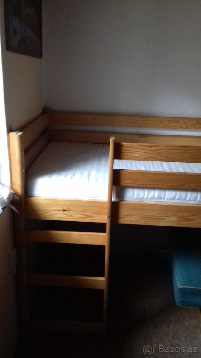 Zvýšená dřevěná dětská postel se žebříkem - 2