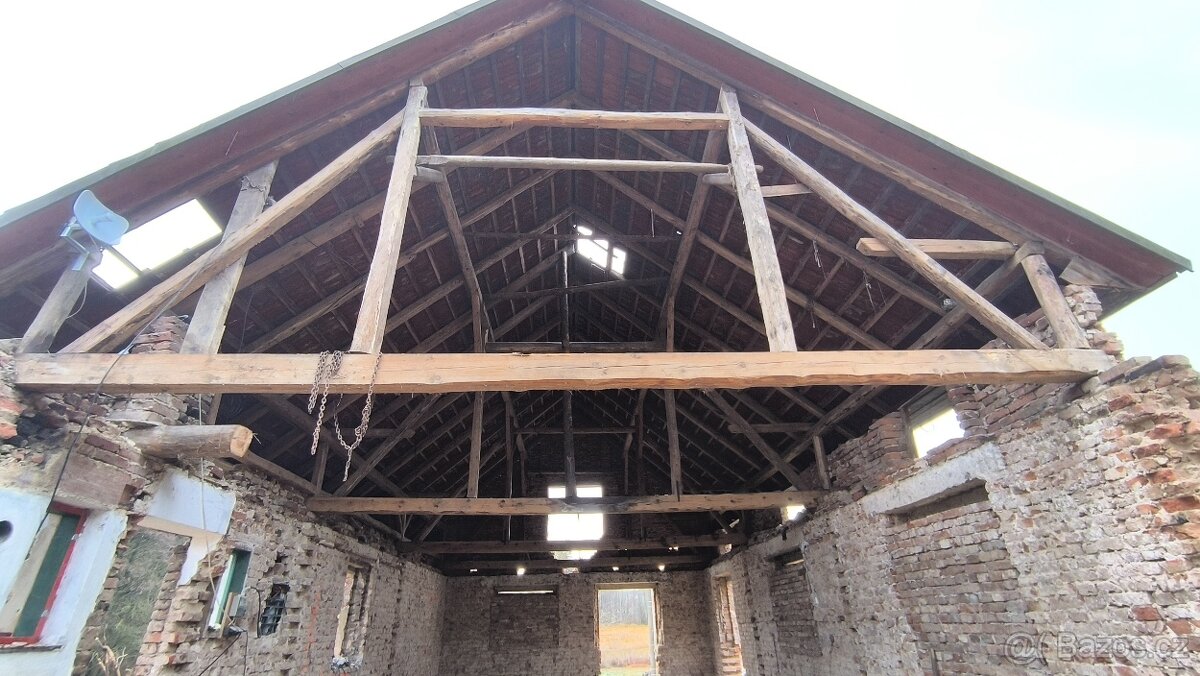Starý tesaný krov, trámy, suchý, zdravý - 2