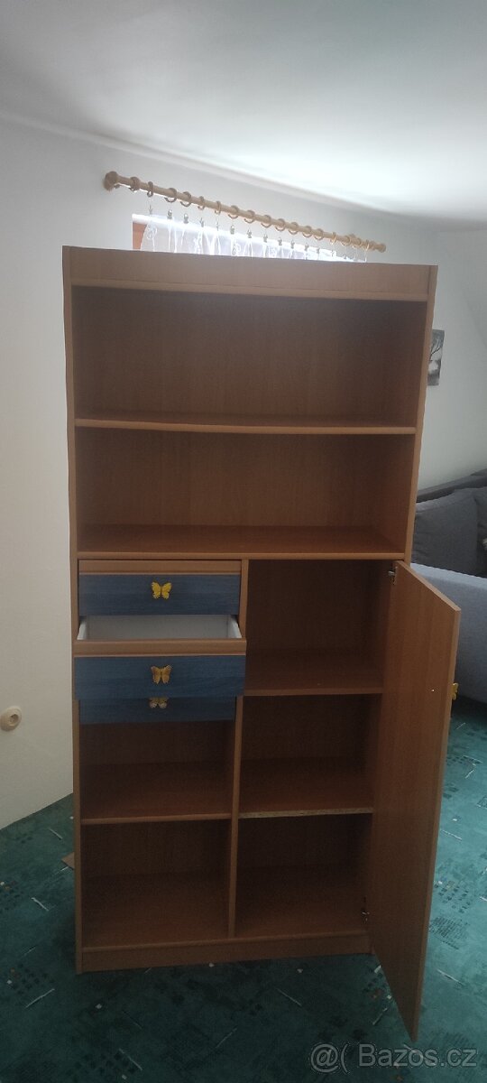 Skříň s knihovnou. - 2