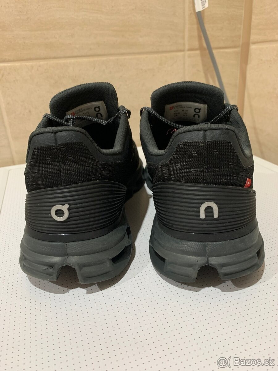 On Cloudstratus 44 Black Shadow - 2