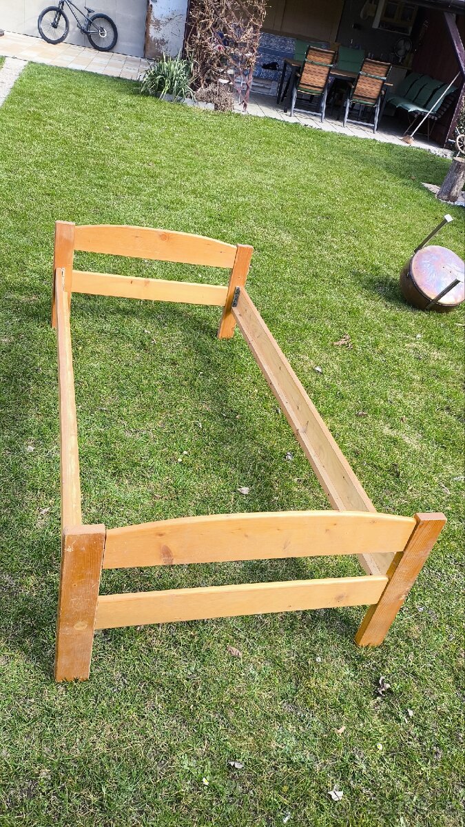 Dřevěná postel - 2