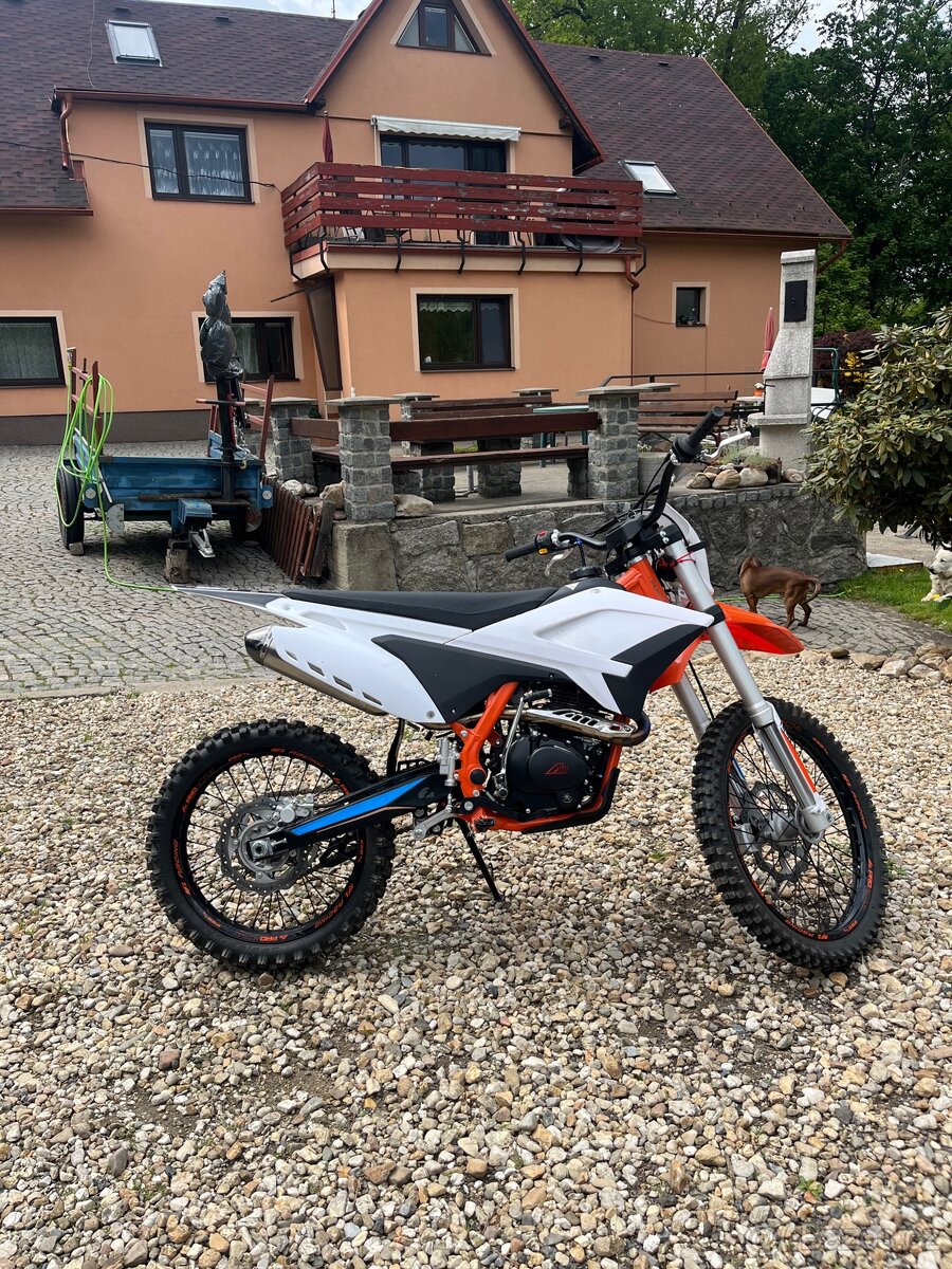 Apollo Thunder 250 – 9,4 mth – výborný stav – r.v. 2024