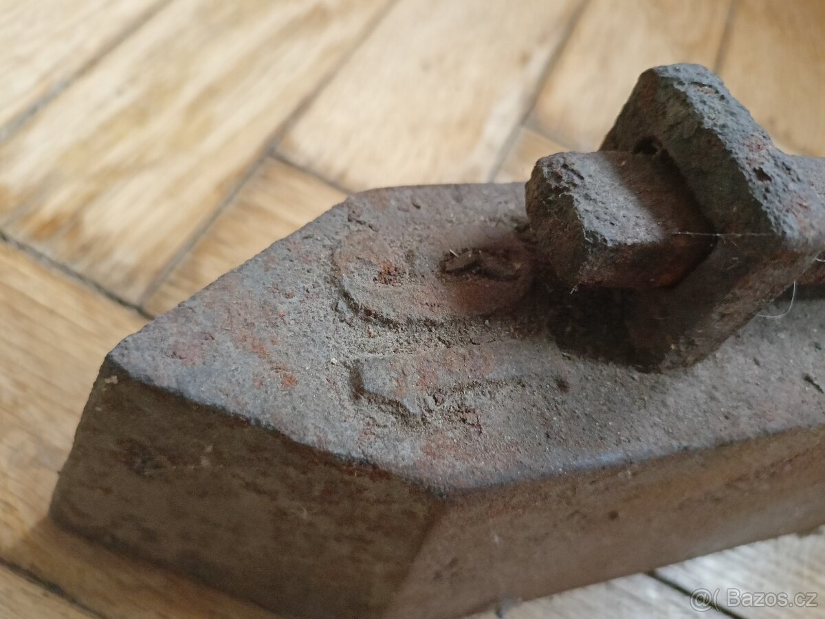 Stará žehlička celokovová - 2