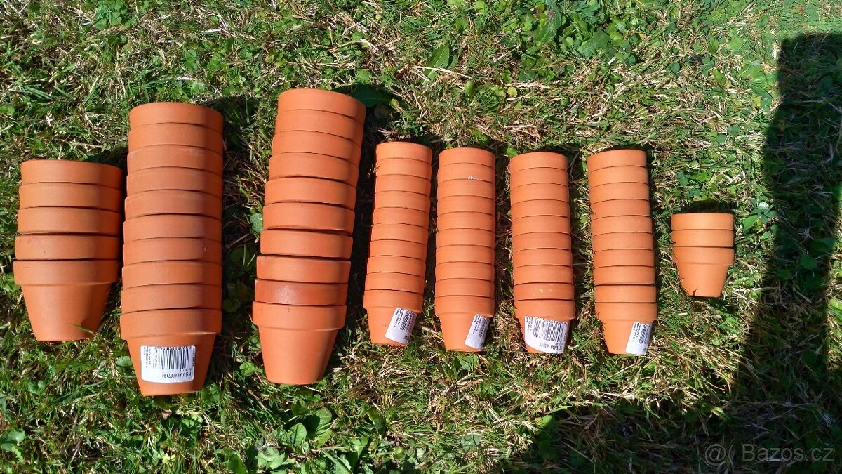 Plastové a terakot. květináče a pěstební misky typu žardinka - 2