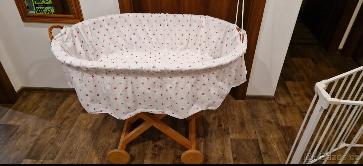 Proutěný košík s kolečky pro miminko - 2