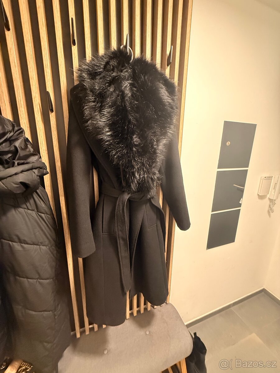 Černý kabát s kožíškem - 2