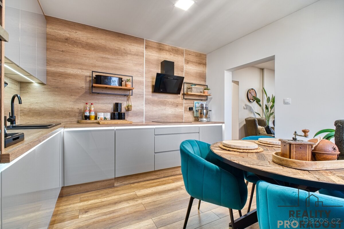 Prodej stylového bytu 3+1 se zasklenou lodžií na ul Horymíro - 2