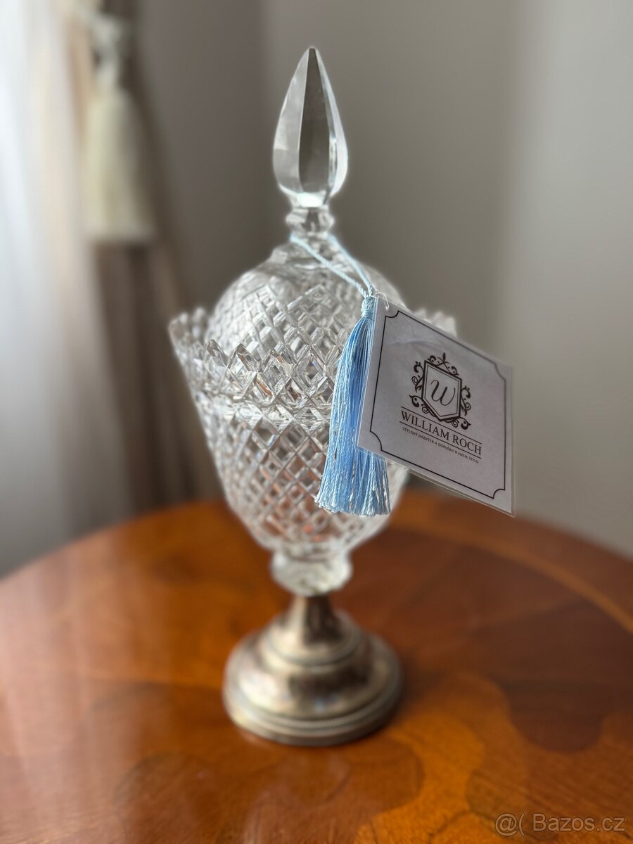 Dóza z broušeného skla se špičatým úchytem - 2