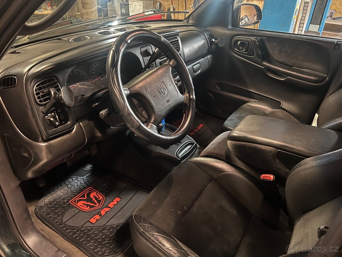 Dodge DAKOTA Quad Cab 4x4 aut. V8, 6míst - 2