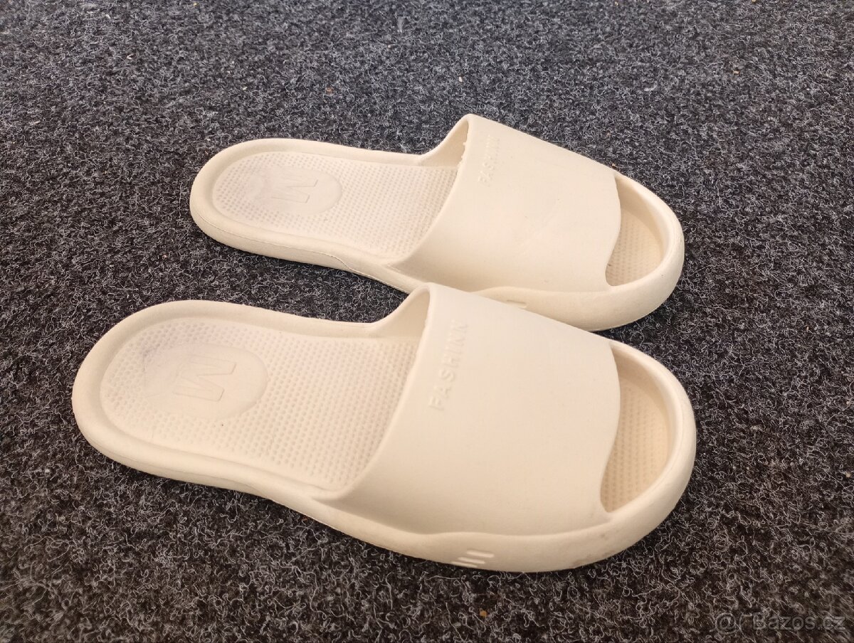 Pánské šlapky jsou ve velikosti 41 - 2