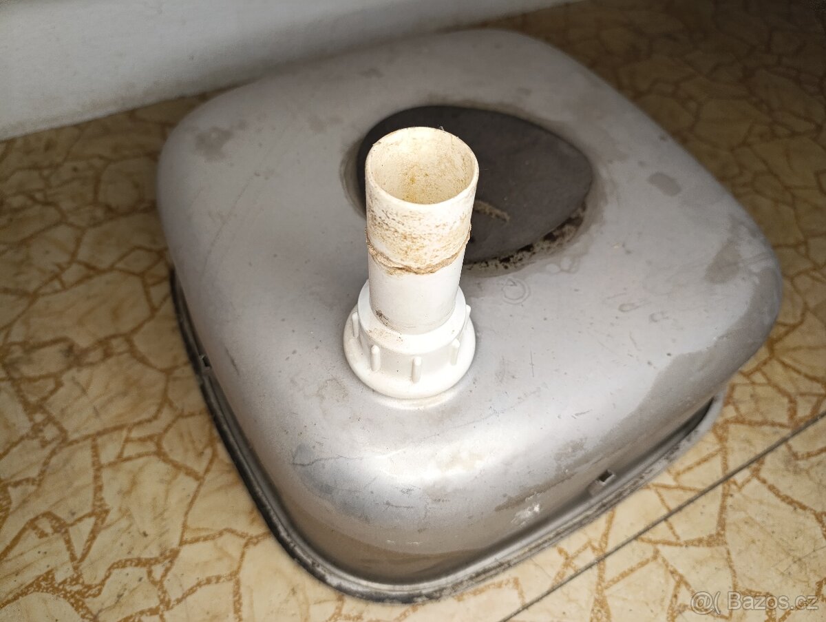 Hliníkový dřez s odpadem - 2