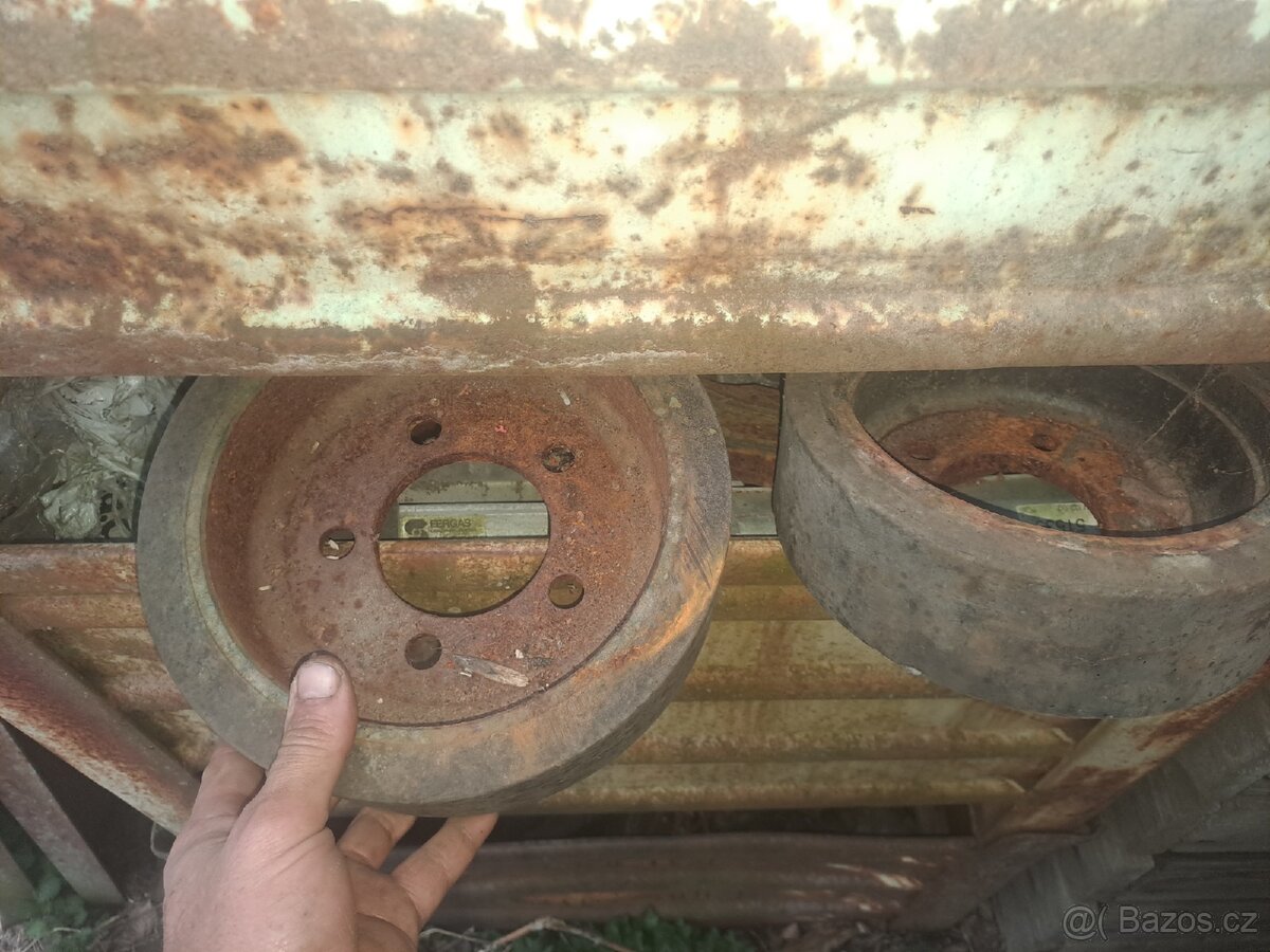 Prodám bednu pogumovaný koleček. - 2