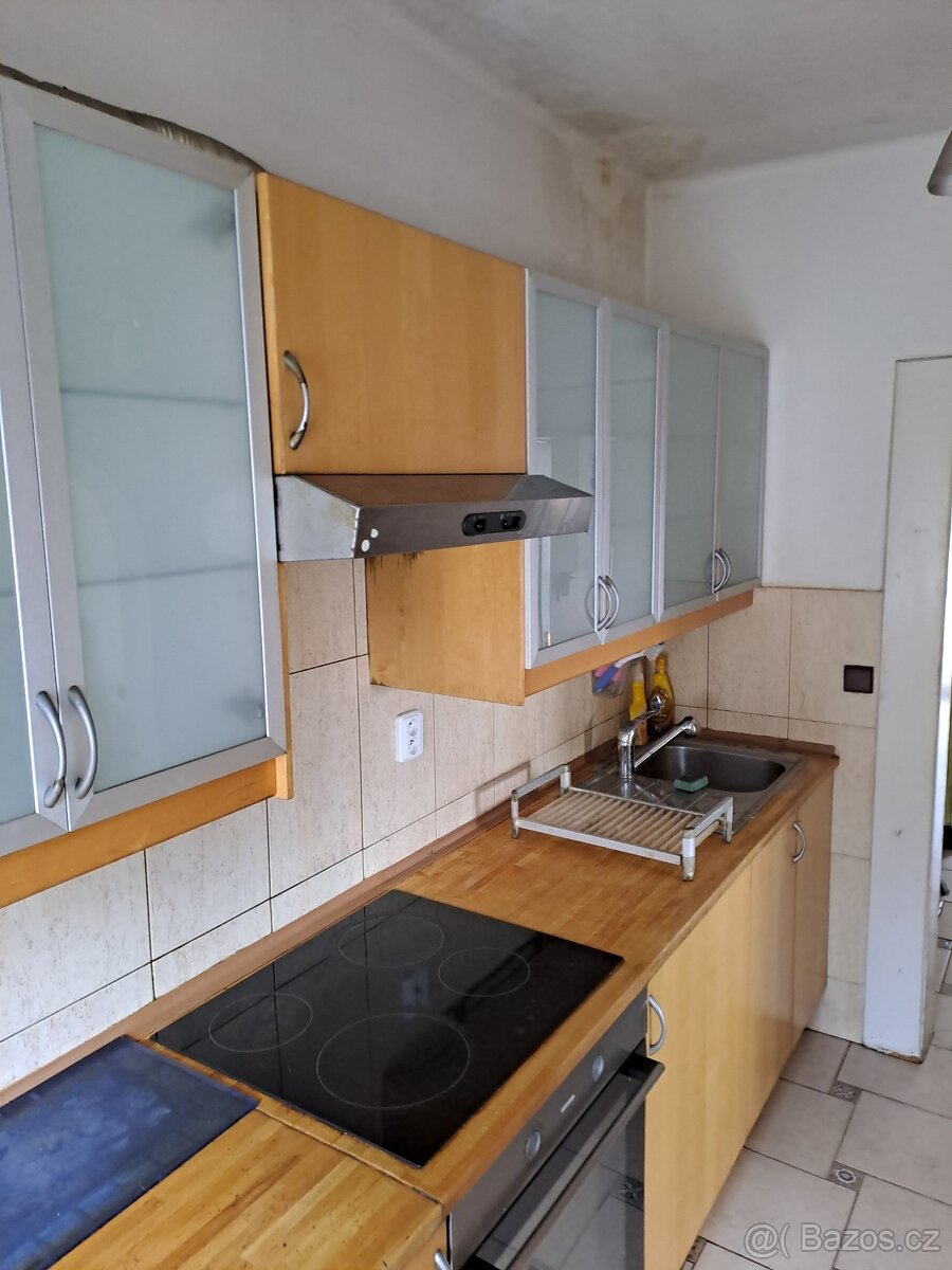 Kuchyňská linka s troubou a varnou deskou - 2