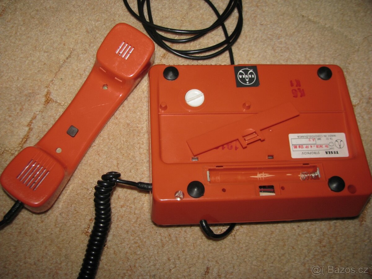 starý telefon tesla s kalkulačkou - 2