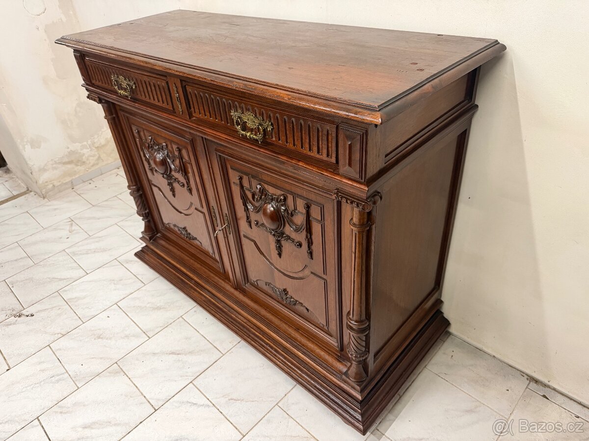 Starožitná masivní skříň - 2