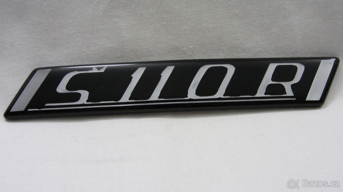 ŠKODA 110R štítek na zadní kapotu s imitací příchytek - 2