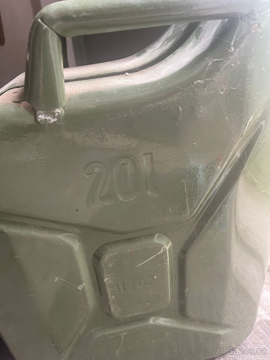 Starší plechové kanystry 20l. - 2