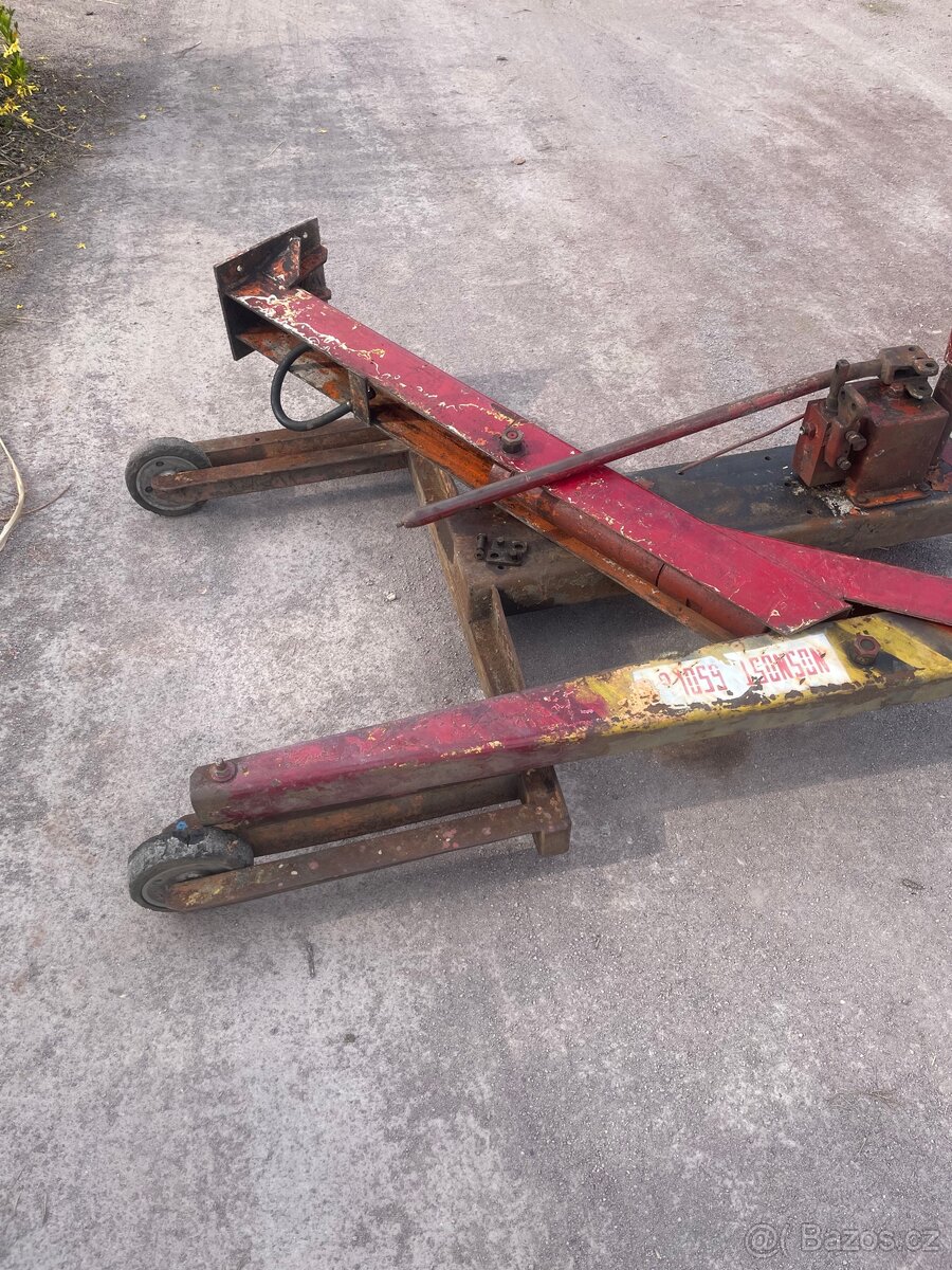 Žirafa, zvedák - 2