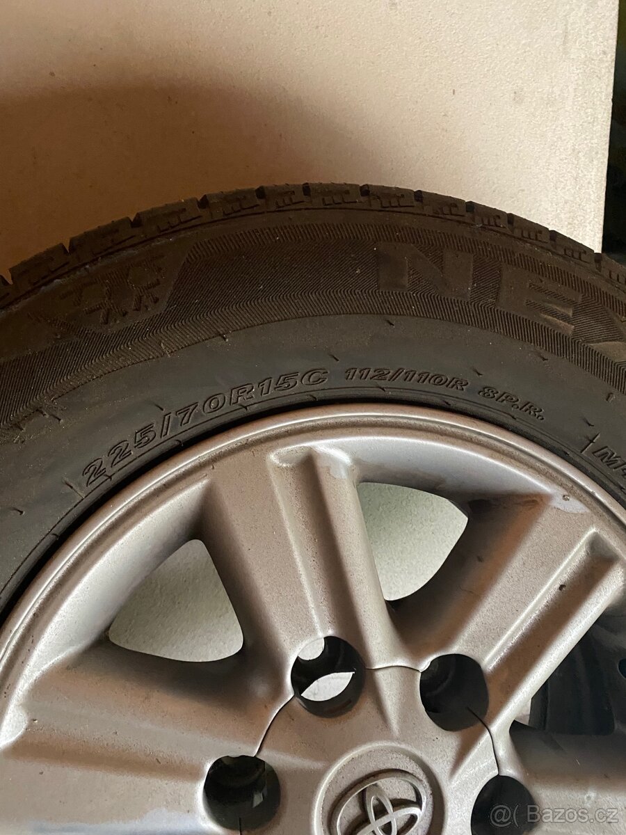 Toyota hilux littá kola s pneu