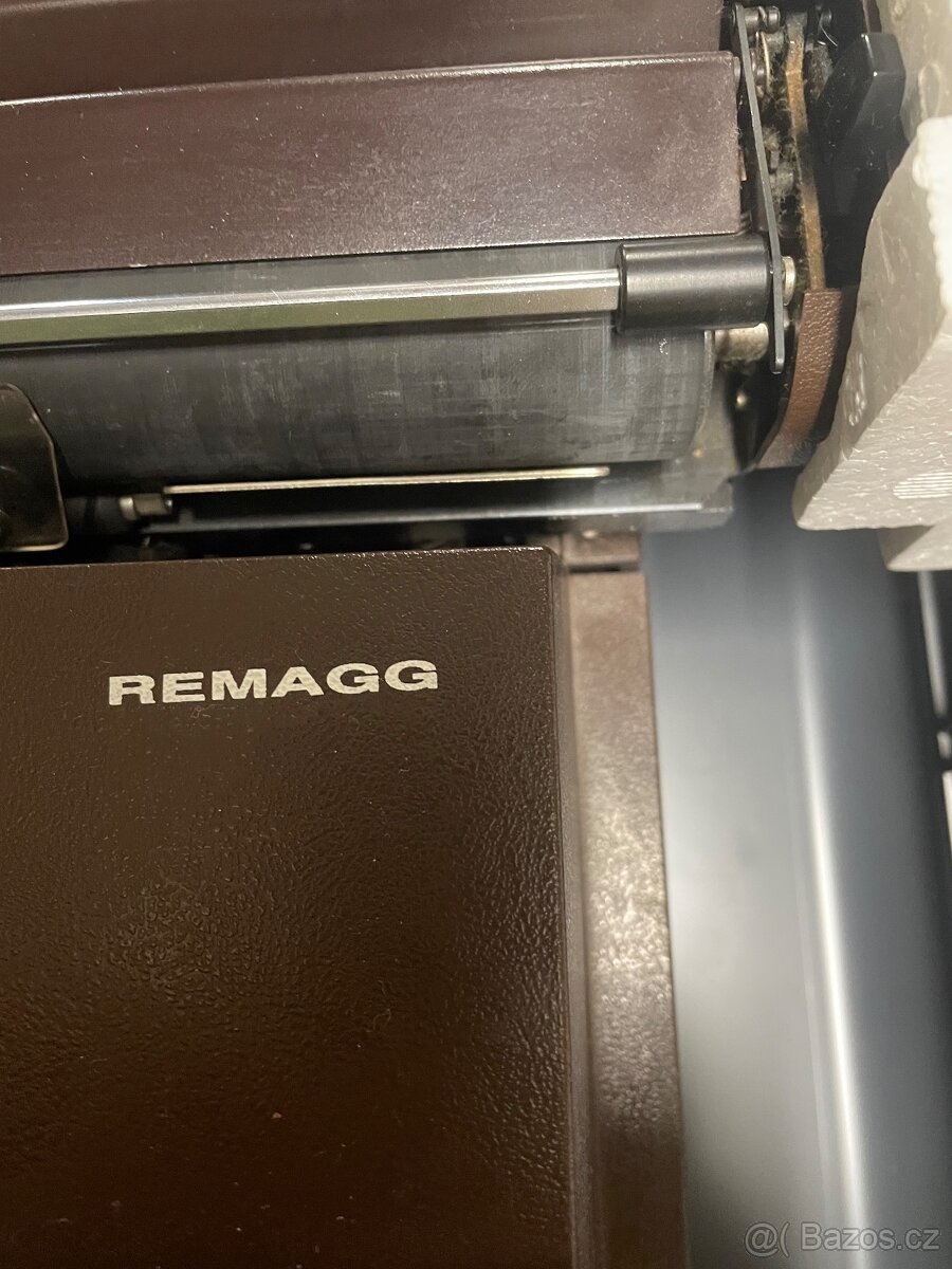 Prodám velmi zachovalý psací stroj značky Remagg - 2
