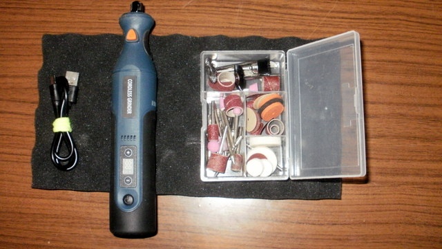 AKU RUČNÍ BRUSKA-NABÍJECÍ. - 2