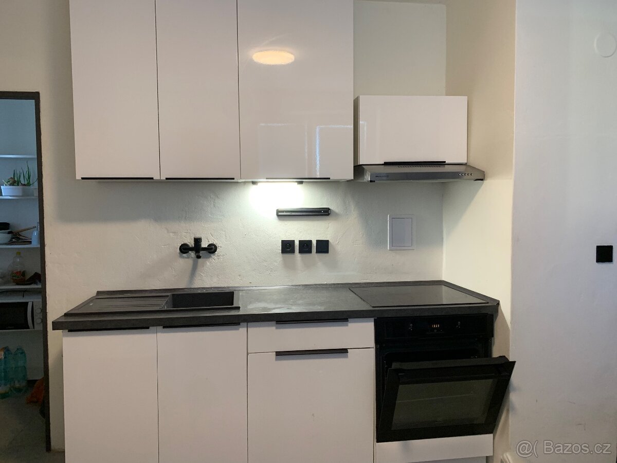 Kuchyňská linka s příslušenstvím - 2