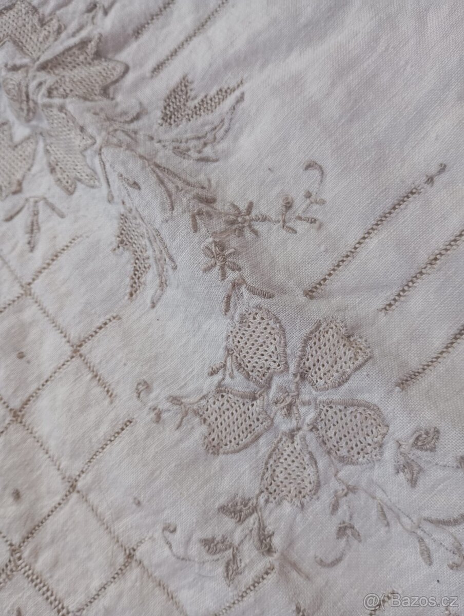 Ručně vyšívany ubrus - 2