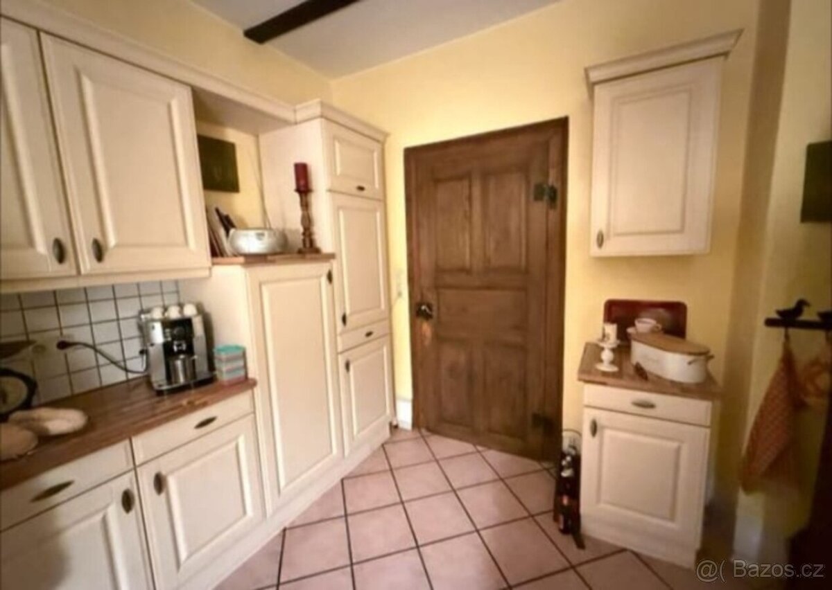 Krémová venkovská kuchyně s vestavěnými spotřebiči,5654 - 2