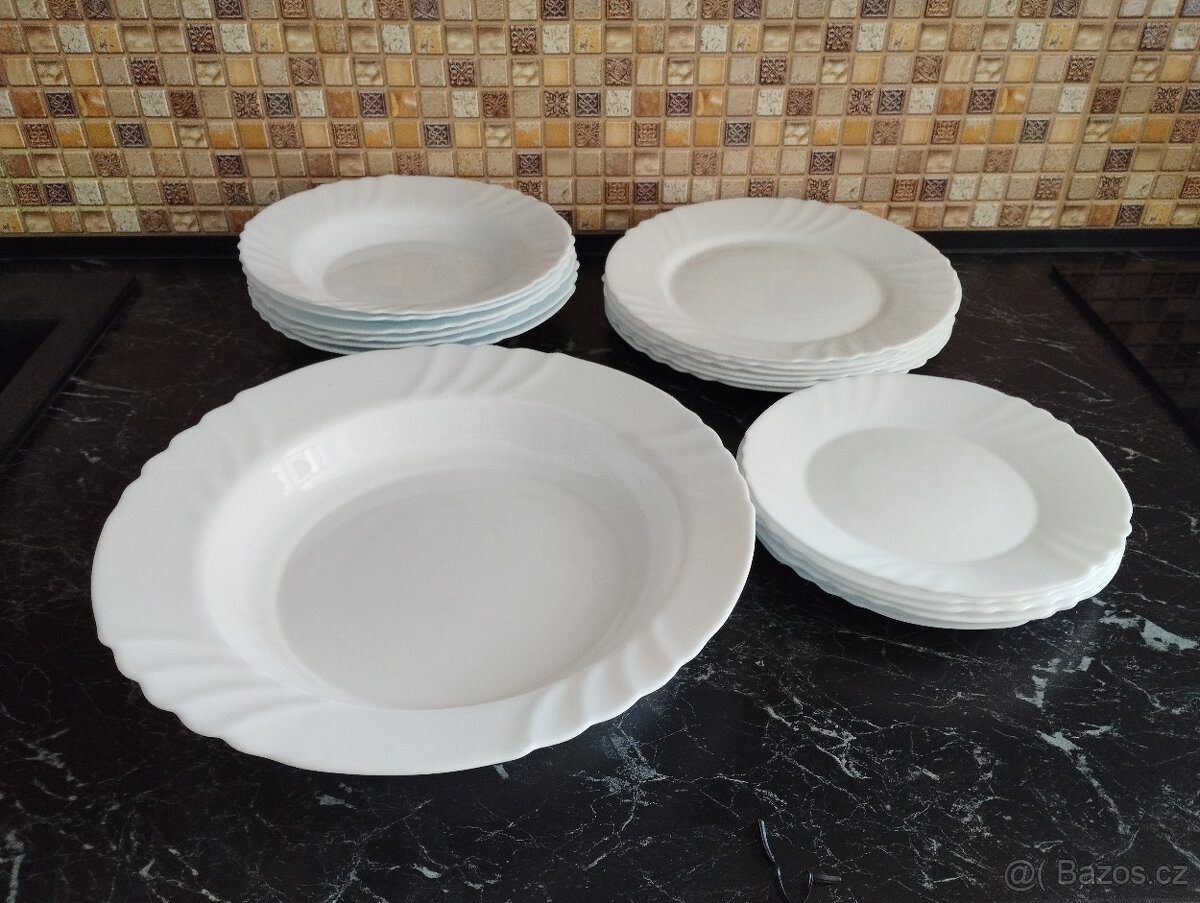 Sada bílých porcelánových talířů - 2
