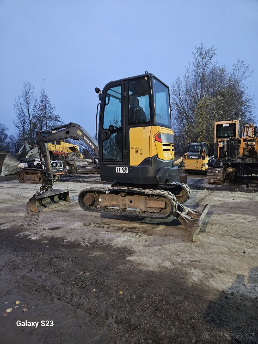 Minibagr bagr Volvo ecr25 - 2