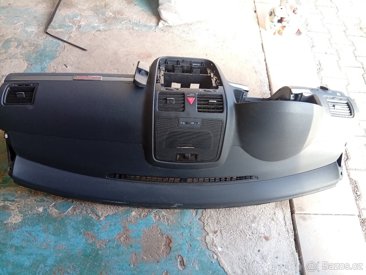 Prodám přístrojovou desku ,palubovou desku na VW golf 5 ,200 - 2