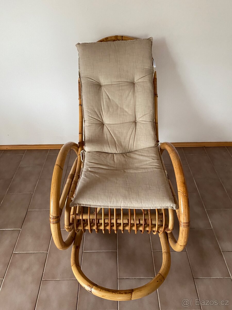 Houpací ratanové křeslo a stůl - 2