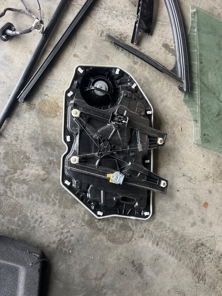 Ford focus 2019 díly z levých předních dveří - 2