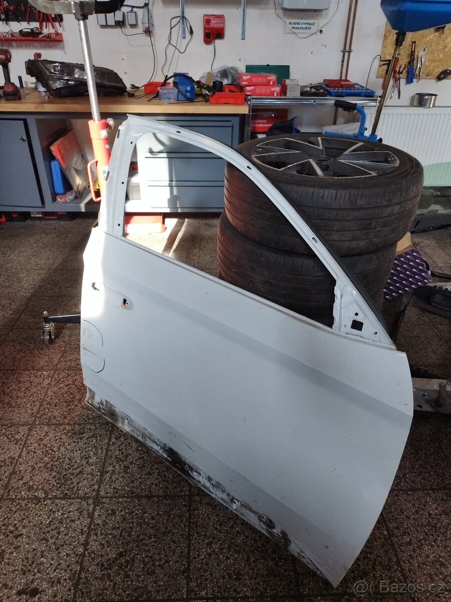 Superb 3 pravé přední dveře - 2