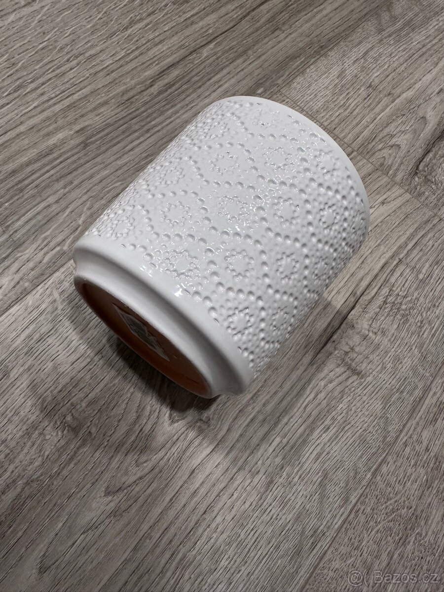 Bílý keramický květináč - 2