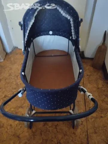 starší skladací kočárek na pannenku - 2