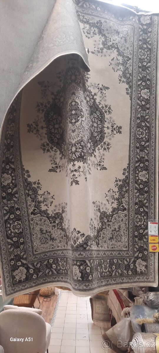 Prodám nový koberec bez třásní 160x225 .
- 2