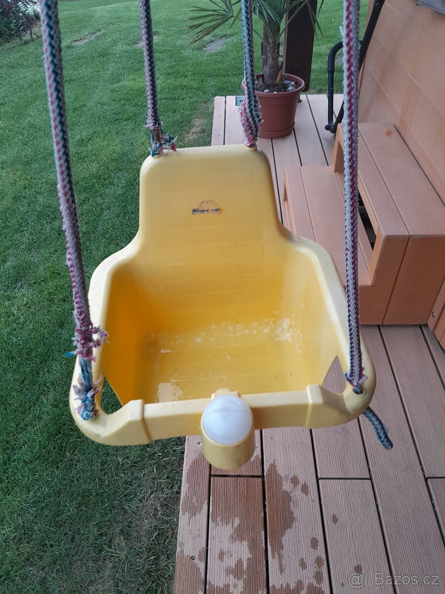 Plastová houpačka s piskátkem - 2