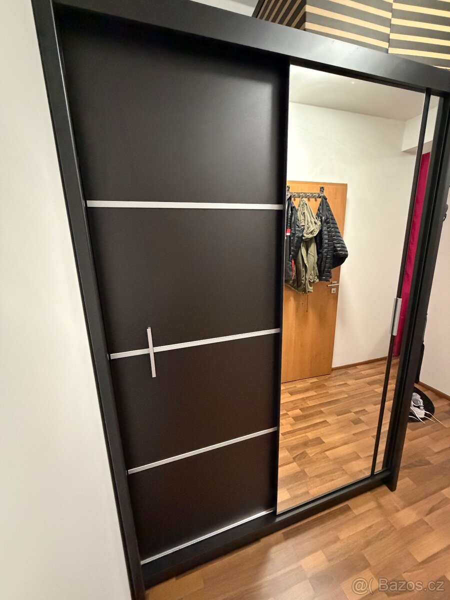 Šatní skříň se zrcadlem - 2