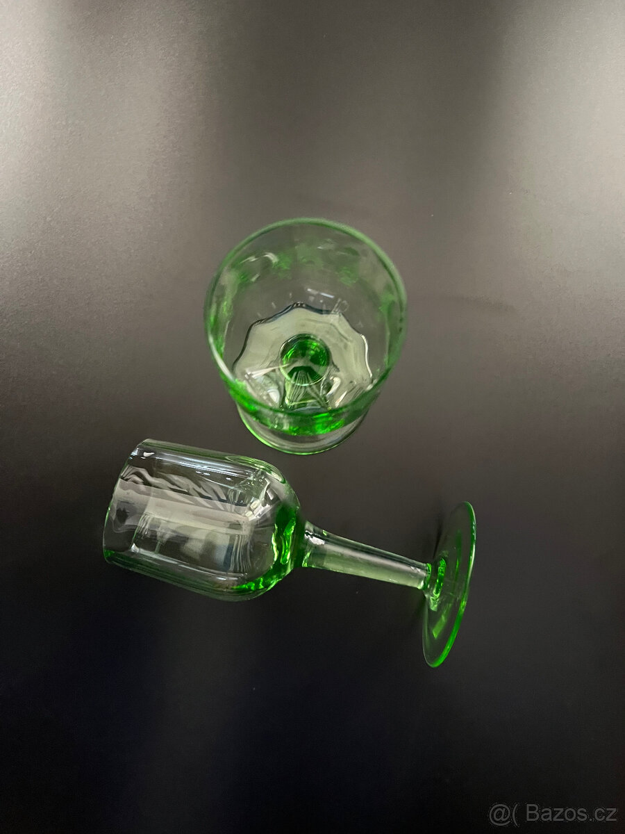 2x starožitná sklenice cejch 0.1l, uranové sklo - 2