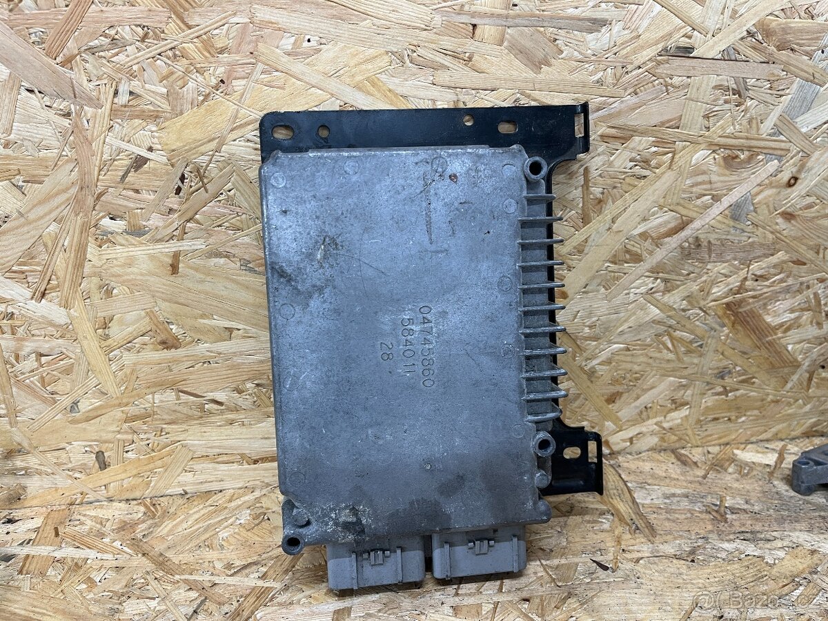 ŘÍDICÍ JEDNOTKA MOTORU P05033663AB - 2