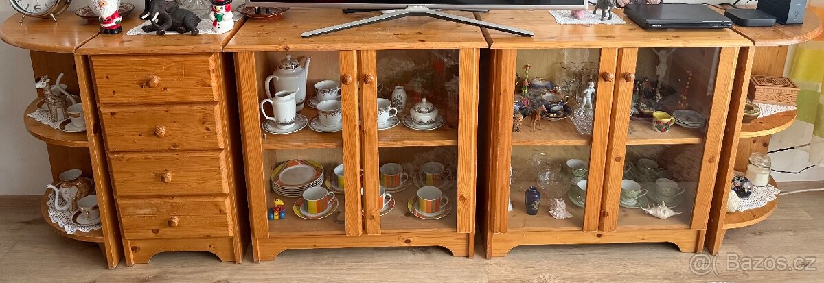 Dřevěné provedení knihovny/ komody - 2