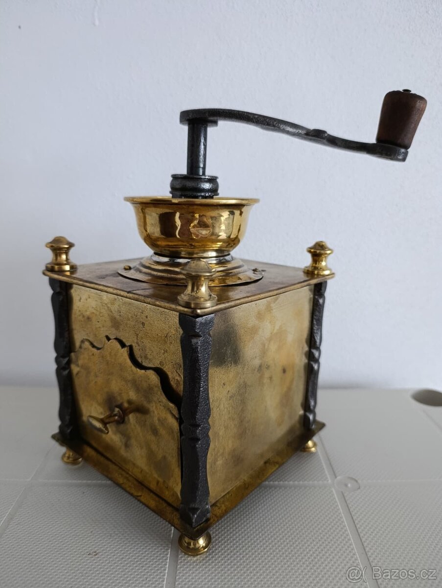 Krásný historický mosazný mlýnek na kávu, ručně kov.části - 2