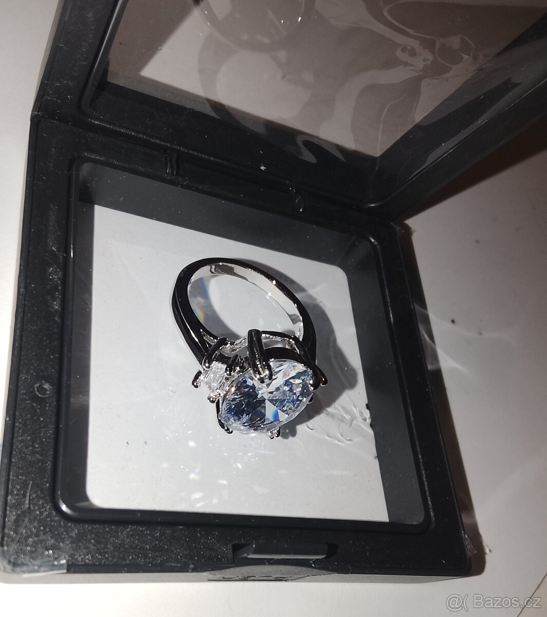 Prsten s velkým kamínkem - 2