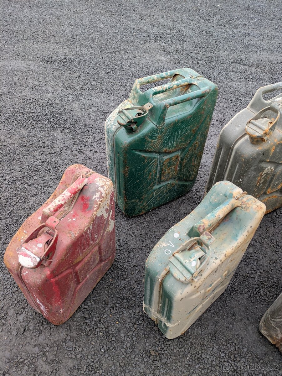 Soubor 11 kusů kanystrů - 2